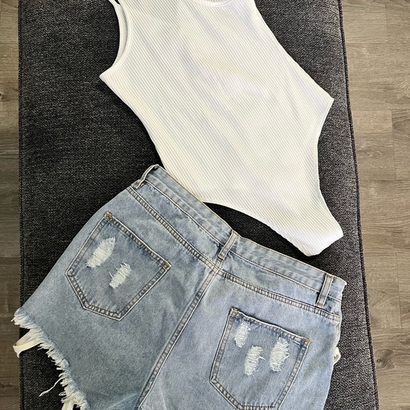 Boutique tassel shorts and bodysuit - Picture 2 of 2